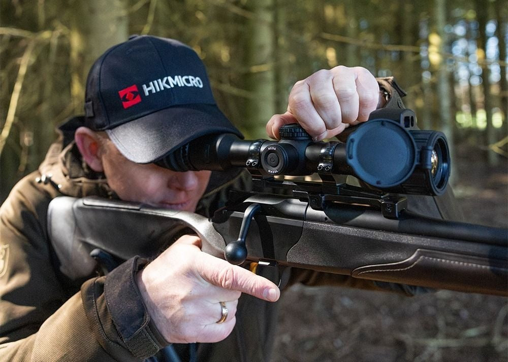 Jager met richtkijker en warmtebeeld in het veld - Hunting XL